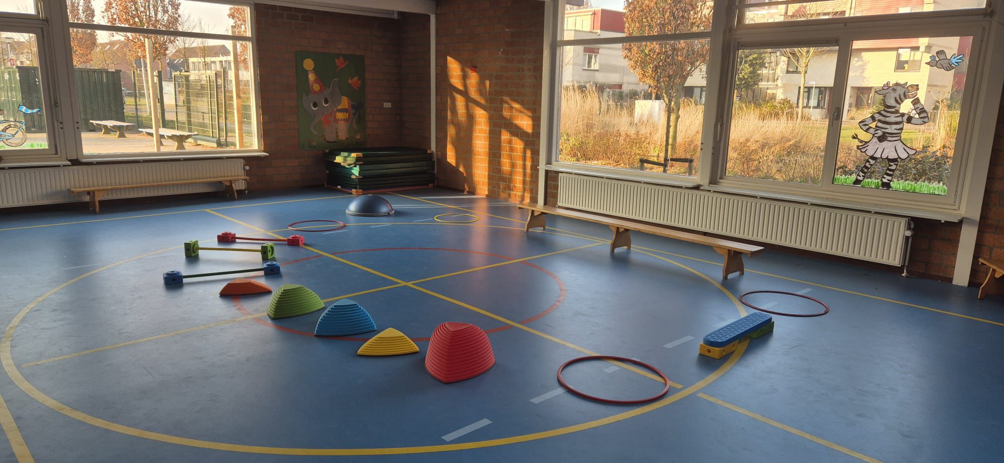 Een door Anna opgezet beweegparcours in de gymzaal, klaar voor de kinderen